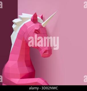Geometrischer Rosafarbener Einhorn-Skulptur Doppelter Hintergrund. Auffällige und moderne geometrische Einhornskulptur in rosa weiß steht vor gespaltenem rosa violetten Hintergrund Stockfoto