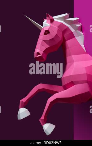 Geometrischer Rosafarbener Einhorn-Skulptur Doppelter Hintergrund. Auffällige und moderne geometrische Einhornskulptur in rosa weiß steht vor gespaltenem rosa violetten Hintergrund Stockfoto