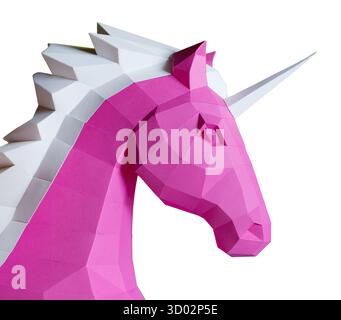 Geometrischer Rosafarbener Einhorn-Skulptur Doppelter Hintergrund. Auffällige und moderne geometrische Einhornskulptur in rosa weiß steht vor gespaltenem rosa violetten Hintergrund Stockfoto