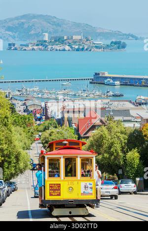 Powell-Hyde-Auto mit Alcatraz im Hintergrund, San Francisco, Kalifornien, USA Stockfoto