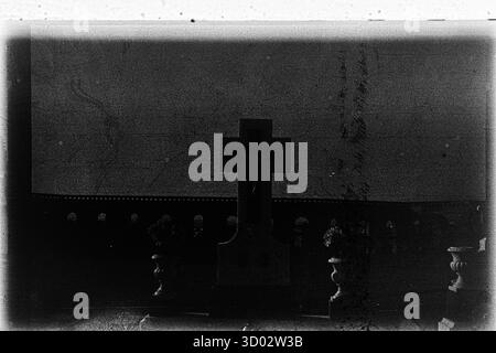 Abstraktes Schwarzweißfoto mit einer rauen, verwitterten Oberfläche mit sichtbarer Filmmaske und -Textur. Stockfoto