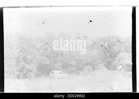 Abstraktes Schwarzweißfoto mit einer rauen, verwitterten Oberfläche mit sichtbarer Filmmaske und -Textur. Stockfoto