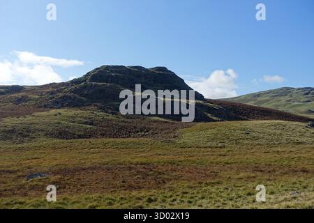 The Crags on Remote „Seat How“ von Devoke Water im Lake District National Park, Cumbria, England, Großbritannien. Stockfoto