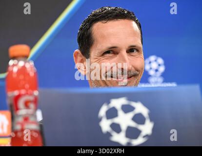 Frankfurt, Deutschland. 21. Oktober 2025, Hessen, Frankfurt/Main: Fußball: Champions League, vor dem Vorrundenspiel zwischen Eintracht Frankfurt und Liverpool FC. Coach Dino Toppmöller (Eintracht Frankfurt) nimmt an der Pressekonferenz Teil. Foto: Arne Dedert/dpa Credit: dpa Picture Alliance/Alamy Live News Stockfoto