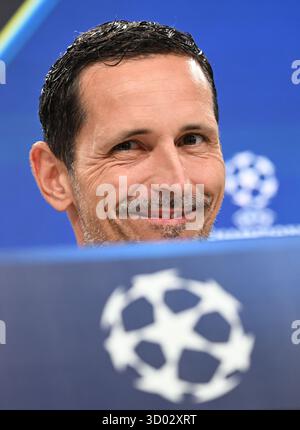 Frankfurt, Deutschland. 21. Oktober 2025, Hessen, Frankfurt/Main: Fußball: Champions League, vor dem Vorrundenspiel zwischen Eintracht Frankfurt und Liverpool FC. Coach Dino Toppmöller (Eintracht Frankfurt) nimmt an der Pressekonferenz Teil. Foto: Arne Dedert/dpa Credit: dpa Picture Alliance/Alamy Live News Stockfoto