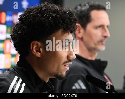 Frankfurt, Deutschland. 21. Oktober 2025, Hessen, Frankfurt/Main: Fußball: Champions League, vor dem Vorrundenspiel Eintracht Frankfurt - Liverpool FC. Coach Dino Toppmöller (Eintracht Frankfurt, r) und Nathaniel Brown (Eintracht Frankfurt) sprechen während der Pressekonferenz. Foto: Arne Dedert/dpa Credit: dpa Picture Alliance/Alamy Live News Stockfoto