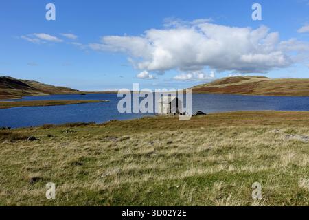 Das Old Remote Stone Boathouse am Devoke Water im Lake District National Park, Cumbria, England, Großbritannien. Stockfoto