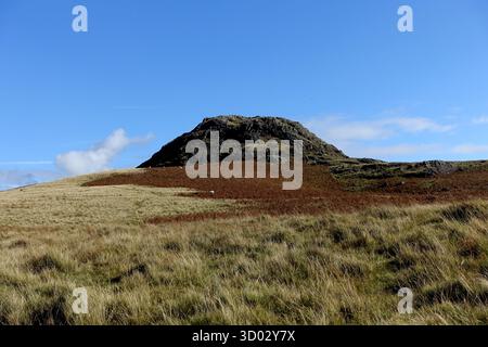 The Crags on Remote „Seat How“ von Devoke Water im Lake District National Park, Cumbria, England, Großbritannien. Stockfoto