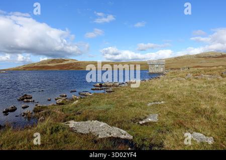 Das Old Remote Stone Boathouse am Devoke Water im Lake District National Park, Cumbria, England, Großbritannien. Stockfoto