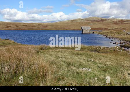 Das Old Remote Stone Boathouse am Devoke Water im Lake District National Park, Cumbria, England, Großbritannien. Stockfoto