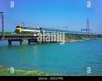 Die einzigartige liverisierte Elektrolokomotive der Baureihe 90 Nr. 90036, die am 18. August 2005 in Cattawade auf der Great Eastern Mainline in Anglia eingesetzt wurde. Stockfoto
