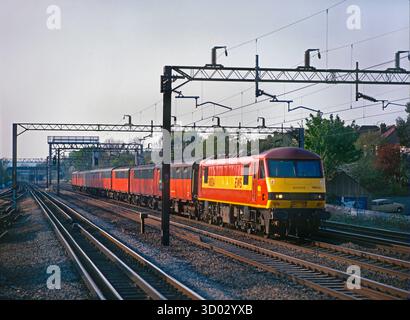 Eine Elektrolokomotive der Baureihe 90 Nr. 90034, die am 23. April 2003 in South Kenton auf der West Coast Mainline eingesetzt wurde. Stockfoto