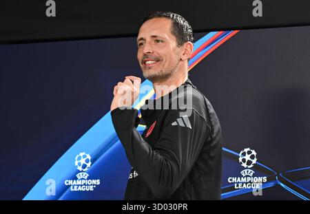 Frankfurt, Deutschland. 21. Oktober 2025, Hessen, Frankfurt/Main: Fußball: Champions League, vor dem Vorrundenspiel zwischen Eintracht Frankfurt und Liverpool FC. Coach Dino Toppmöller (Eintracht Frankfurt) verlässt die Pressekonferenz. Foto: Arne Dedert/dpa Credit: dpa Picture Alliance/Alamy Live News Stockfoto