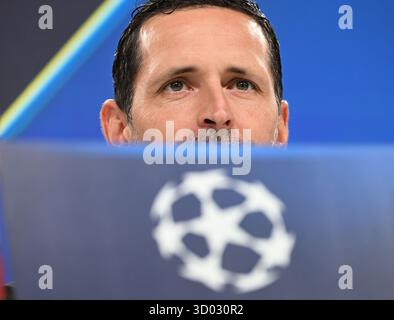 Frankfurt, Deutschland. 21. Oktober 2025, Hessen, Frankfurt/Main: Fußball: Champions League, vor dem Vorrundenspiel zwischen Eintracht Frankfurt und Liverpool FC. Coach Dino Toppmöller (Eintracht Frankfurt) nimmt an der Pressekonferenz Teil. Foto: Arne Dedert/dpa Credit: dpa Picture Alliance/Alamy Live News Stockfoto