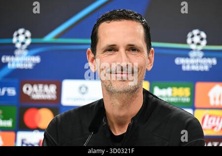 Frankfurt, Deutschland. 21. Oktober 2025, Hessen, Frankfurt/Main: Fußball: Champions League, vor dem Vorrundenspiel zwischen Eintracht Frankfurt und Liverpool FC. Coach Dino Toppmöller (Eintracht Frankfurt) nimmt an der Pressekonferenz Teil. Foto: Arne Dedert/dpa Credit: dpa Picture Alliance/Alamy Live News Stockfoto
