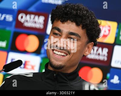 Frankfurt, Deutschland. 21. Oktober 2025, Hessen, Frankfurt/Main: Fußball: Champions League, vor dem Vorrundenspiel Eintracht Frankfurt - Liverpool FC. Nathaniel Brown (Eintracht Frankfurt) spricht während der Pressekonferenz. Foto: Arne Dedert/dpa Credit: dpa Picture Alliance/Alamy Live News Stockfoto