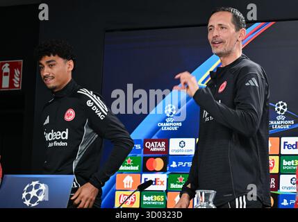 Frankfurt, Deutschland. 21. Oktober 2025, Hessen, Frankfurt/Main: Fußball: Champions League, vor dem Vorrundenspiel Eintracht Frankfurt - Liverpool FC. Coach Dino Toppmöller (Eintracht Frankfurt, r) und Nathaniel Brown (Eintracht Frankfurt) verlassen die Pressekonferenz. Foto: Arne Dedert/dpa Credit: dpa Picture Alliance/Alamy Live News Stockfoto