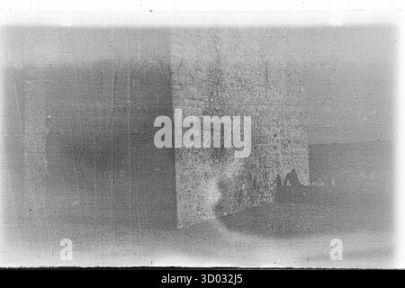 Abstraktes Schwarzweißfoto mit einer rauen, verwitterten Oberfläche mit sichtbarer Filmmaske und -Textur. Stockfoto