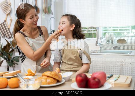 Familienzeit, Frühstück, gemeinsame Aktivitäten während der Ferien. Eltern und Kinder essen in den Ferien zusammen. Neues Zuhause für Fam Stockfoto