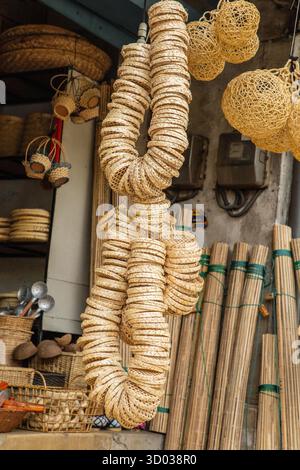 Warakapola, Sri Lanka. 10. februar 2023. Kleine Rattan-Werkstatt, in der Möbel und Körbe aus Kalamuspalmen hergestellt werden. Mitarbeiter und ihre Arbeit im Fokus. Stockfoto