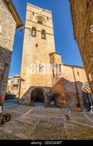 Pfarrkirche Santa María, im 11. Jahrhundert n. Chr. begonnen und im 12. Jahrhundert vollendet, Aínsa, Huesca, Aragón, Pyrenäen, Spanien Stockfoto