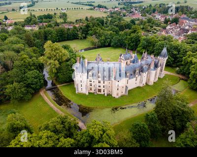 Luftaufnahme von Château de Meillant in Meillant, Frankreich, mit dem château, seinem umgebenden Graben und üppigem Grün von oben. Stockfoto
