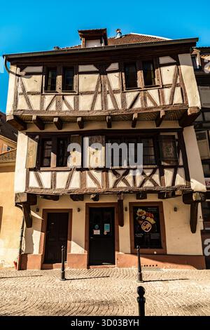 Colmar Elsass Frankreich 24. Februar 2019. Gemütliche und schöne Straßen alte französische Stadt. Historisches und Reisekonzept. Altes Haus mit drei Etagen Stockfoto