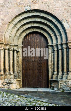 Portal der Pfarrkirche Santa María, romanisch, Burg Aínsa, 11. Und 17. Jahrhundert, Stadt Aínsa, Aínsa-Sobrarbe, Provinz Huesca, Aragon, Pyrenäen, Spanien Stockfoto
