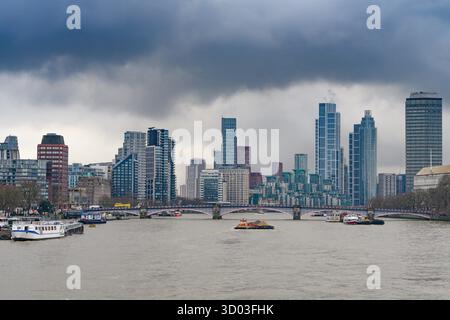 London, Vereinigtes Königreich. Januar 31 2025. Schwere Wolken über einem Panoramablick auf die Stadt London mit Büros und hohen Gebäuden, Büros und Hotels, von der Westminster Bridge über die Themse aus gesehen. London, Großbritannien. Stockfoto