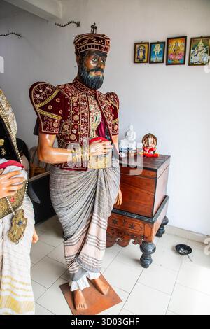 Dambulla, Sri Lanka 10. februar 2023. Shop-Workshop Sri lanka Hochzeit traditionelle Kleidung und Schmuck. Edelsteinschmuck. Schaufensterpuppen in neuen maßgeschneiderten Luxusanzügen stehen im Fenster Stockfoto