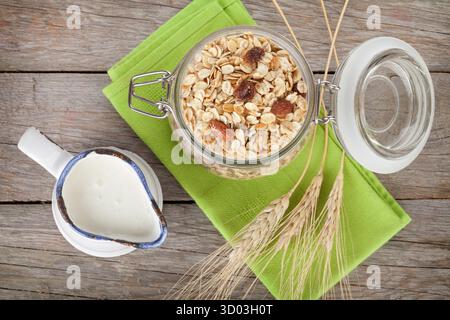 Gesunde Frühstück mit Müsli und Milch. Blick von oben auf Holztisch Stockfoto