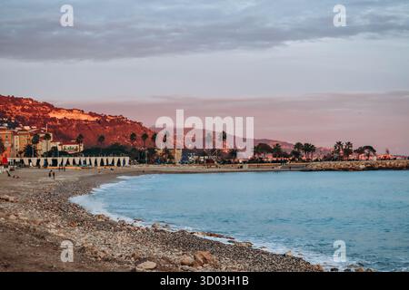 Menton, Frankreich - 6. Januar 2024: Abendlicher Blick auf die Stadt Menton und ihre Küstenregion Stockfoto