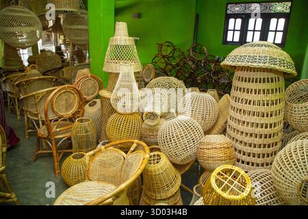 Warakapola, Sri Lanka. 10. februar 2023. Kleine Rattan-Werkstatt, in der Möbel und Körbe aus Kalamuspalmen hergestellt werden. Mitarbeiter und ihre Arbeit im Fokus. Stockfoto