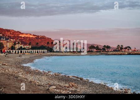 Menton, Frankreich - 6. Januar 2024: Abendlicher Blick auf die Stadt Menton und ihre Küstenregion Stockfoto