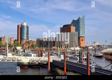Hamburg, Deutschland - 27. August 2022: Blick auf die Hamburger Elbphilharmonie im Hafen Stockfoto