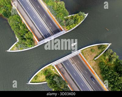 Eine Drohnenansicht des schiffbaren Veluwemeer Aquädukts in Flevoland in den Niederlanden bei Hardwijk Stockfoto
