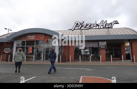 Ein geschlossenes Pizza Hut Restaurant in Manchester Fort, Großbritannien, am 21. Oktober 2025. Angesichts der doppelten Auswirkungen des globalen wirtschaftlichen Gegenstroms und der steigenden Betriebskosten ist der Riese Pizza Hut der Kette auf dem britischen Markt nicht verschont geblieben. Der Dine-in-Franchise-Betreiber DC London Pie Limited gab kürzlich bekannt, dass er offiziell in die Verwaltung eingegliedert ist und FTI Consulting zum Administrator ernannt hat. Das Unternehmen plant die Schließung von 68 Restaurants und 11 Verkaufsstellen, was zu etwa 1.210 Arbeitsplätzen führen würde. Muttergesellschaft Yum! Marken werden die verbleibenden 64 Filialen übernehmen, um den Betrieb fortzusetzen. Stockfoto