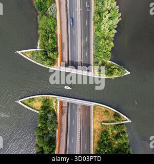 Eine Drohnenansicht des schiffbaren Veluwemeer Aquädukts in Flevoland in den Niederlanden bei Hardwijk Stockfoto