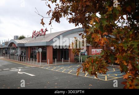 Ein geschlossenes Pizza Hut Restaurant in Manchester Fort, Großbritannien, am 21. Oktober 2025. Angesichts der doppelten Auswirkungen des globalen wirtschaftlichen Gegenstroms und der steigenden Betriebskosten ist der Riese Pizza Hut der Kette auf dem britischen Markt nicht verschont geblieben. Der Dine-in-Franchise-Betreiber DC London Pie Limited gab kürzlich bekannt, dass er offiziell in die Verwaltung eingegliedert ist und FTI Consulting zum Administrator ernannt hat. Das Unternehmen plant die Schließung von 68 Restaurants und 11 Verkaufsstellen, was zu etwa 1.210 Arbeitsplätzen führen würde. Muttergesellschaft Yum! Marken werden die verbleibenden 64 Filialen übernehmen, um den Betrieb fortzusetzen. Stockfoto