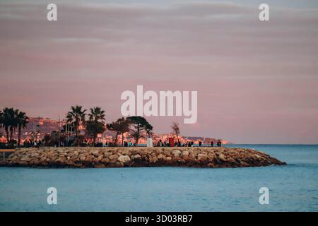 Menton, Frankreich - 6. Januar 2024: Abendlicher Blick auf die Stadt Menton und ihre Küstenregion Stockfoto