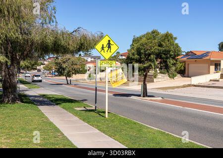 Die Kinderkreuzfahne wurde am Ende des Schultages im Constellation Drive in Ocean Reef, Perth, Western Australia, WA, Australien aufgehängt Stockfoto