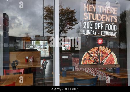 Ein geschlossenes Pizza Hut Restaurant in Manchester Fort, Großbritannien, am 21. Oktober 2025. Angesichts der doppelten Auswirkungen des globalen wirtschaftlichen Gegenstroms und der steigenden Betriebskosten ist der Riese Pizza Hut der Kette auf dem britischen Markt nicht verschont geblieben. Der Dine-in-Franchise-Betreiber DC London Pie Limited gab kürzlich bekannt, dass er offiziell in die Verwaltung eingegliedert ist und FTI Consulting zum Administrator ernannt hat. Das Unternehmen plant die Schließung von 68 Restaurants und 11 Verkaufsstellen, was zu etwa 1.210 Arbeitsplätzen führen würde. Muttergesellschaft Yum! Marken werden die verbleibenden 64 Filialen übernehmen, um den Betrieb fortzusetzen. Stockfoto