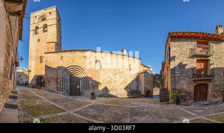 Pfarrkirche Santa María, im 11. Jahrhundert n. Chr. begonnen und im 12. Jahrhundert vollendet, Aínsa, Huesca, Aragón, Pyrenäen, Spanien Stockfoto