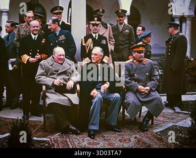 JALTA, UKRAINE - um den 11. Februar 1945 - Ein Gruppenporträt der meisten führenden Persönlichkeiten - einschließlich der "Großen drei" - auf dem Gipfeltreffen von Jalta im Februar 1945 im Livadia-Palast in Jalta, Ukraine. Von links nach rechts: Winston Churchill, Franklin Roosevelt und Joseph Stalin. Ebenfalls anwesend sind Außenminister der UdSSR Wjatscheslaw Molotow (ganz rechts), Feldmarschall Alan Brooke, Flottenadmiral Sir Andrew Cunningham, RN, Marschall der RAF Sir Charles Portal (hinter Churchill), George Marshall, Armeechef und Flottenadmiral William D Leahy, USN (hinter Roosevelt). Dies Stockfoto