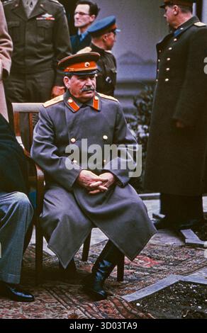 JALTA, UKRAINE - um den 11. Februar 1945 - Ein Gruppenporträt der meisten führenden Persönlichkeiten - einschließlich der "Großen drei" - auf dem Gipfeltreffen von Jalta im Februar 1945 im Livadia-Palast in Jalta, Ukraine. Von links nach rechts: Winston Churchill, Franklin Roosevelt und Joseph Stalin. Ebenfalls anwesend sind Außenminister der UdSSR Wjatscheslaw Molotow (ganz rechts), Feldmarschall Alan Brooke, Flottenadmiral Sir Andrew Cunningham, RN, Marschall der RAF Sir Charles Portal (hinter Churchill), George Marshall, Armeechef und Flottenadmiral William D Leahy, USN (hinter Roosevelt). Dies Stockfoto