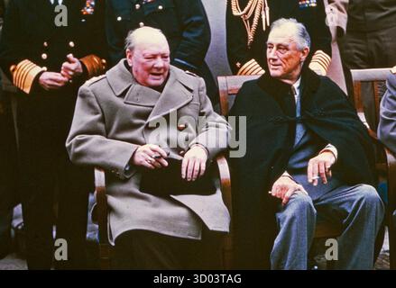 JALTA, UKRAINE - um den 11. Februar 1945 - Ein Gruppenporträt der meisten führenden Persönlichkeiten - einschließlich der "Großen drei" - auf dem Gipfeltreffen von Jalta im Februar 1945 im Livadia-Palast in Jalta, Ukraine. Von links nach rechts: Winston Churchill, Franklin Roosevelt und Joseph Stalin. Ebenfalls anwesend sind Außenminister der UdSSR Wjatscheslaw Molotow (ganz rechts), Feldmarschall Alan Brooke, Flottenadmiral Sir Andrew Cunningham, RN, Marschall der RAF Sir Charles Portal (hinter Churchill), George Marshall, Armeechef und Flottenadmiral William D Leahy, USN (hinter Roosevelt). Dies Stockfoto