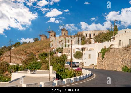 Die traditionellen Windmühlen von Patmos, Griechenland, mit Blick auf die Straße und weiß getünchte Häuser von Chora Stockfoto