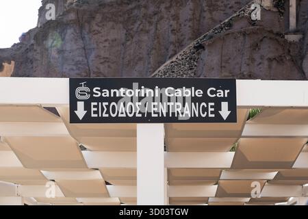 Santorini Cable Car-Eingang: Tor zu Fira's Clifftop View, Griechenland Stockfoto
