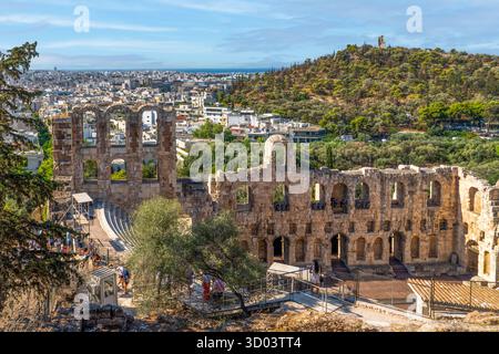 Das antike odeon des herodes atticus und der lycabettus-Hügel von der akropolis in Athen, Griechenland Stockfoto