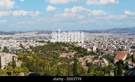 Panoramablick auf das weitläufige Stadtbild von Athen und die antiken Ruinen von der Akropolis, Panoramablick auf das weitläufige Stadtbild von Athen und das antike Ru Stockfoto